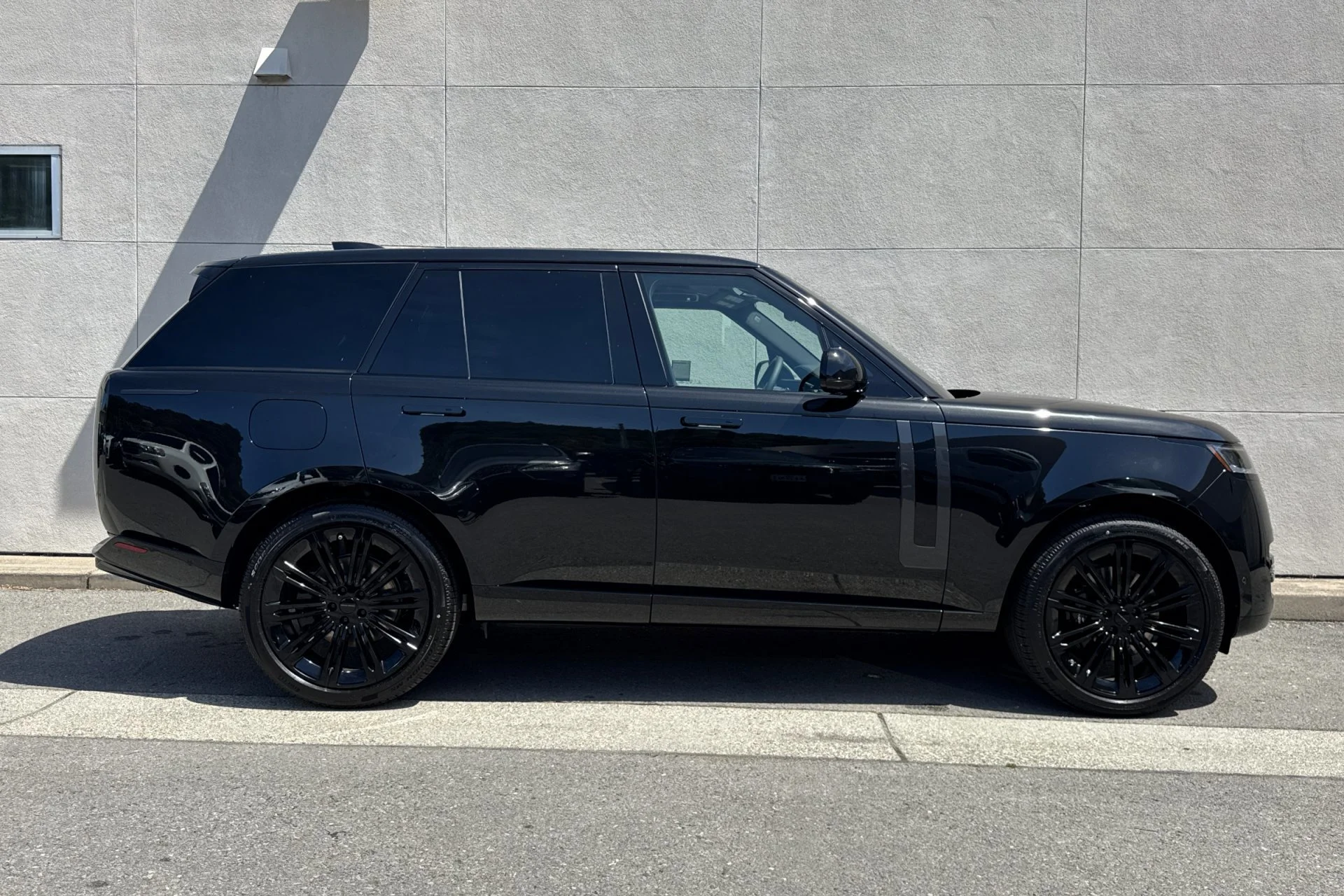 New 2026 SANTORINI BLACK Land Rover SE image 8