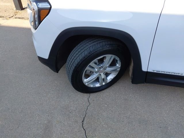 Used 2024 White GMC SLE image 37