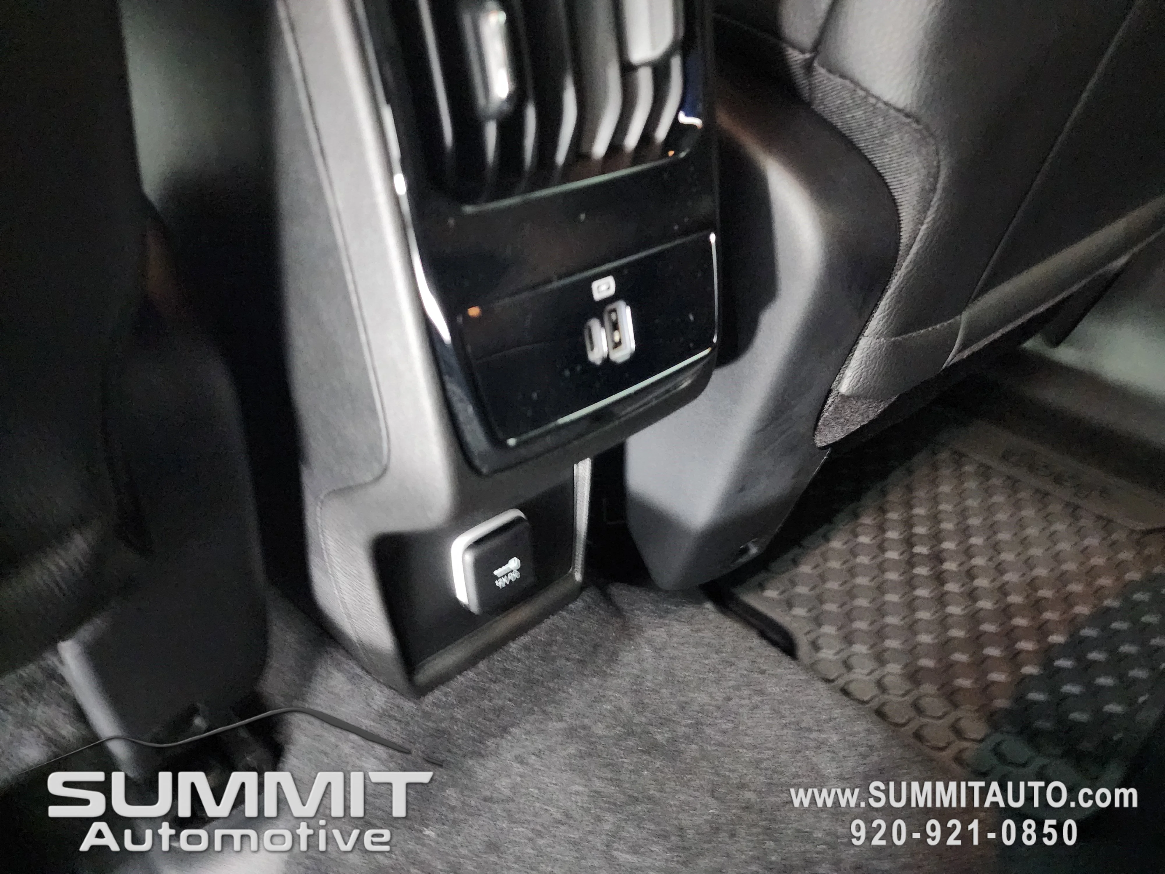New 2026 Diamond Black Crystal Pearl-Coat Exterior Paint Jeep Latitude image 34