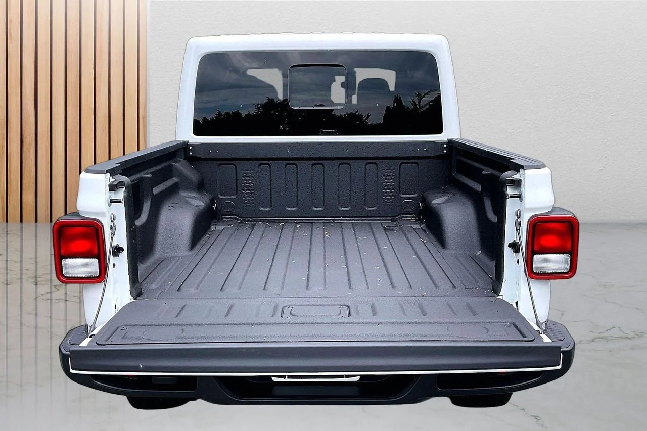 New 2026 Bright White Clear-Coat Exterior Paint Jeep Sahara image 19