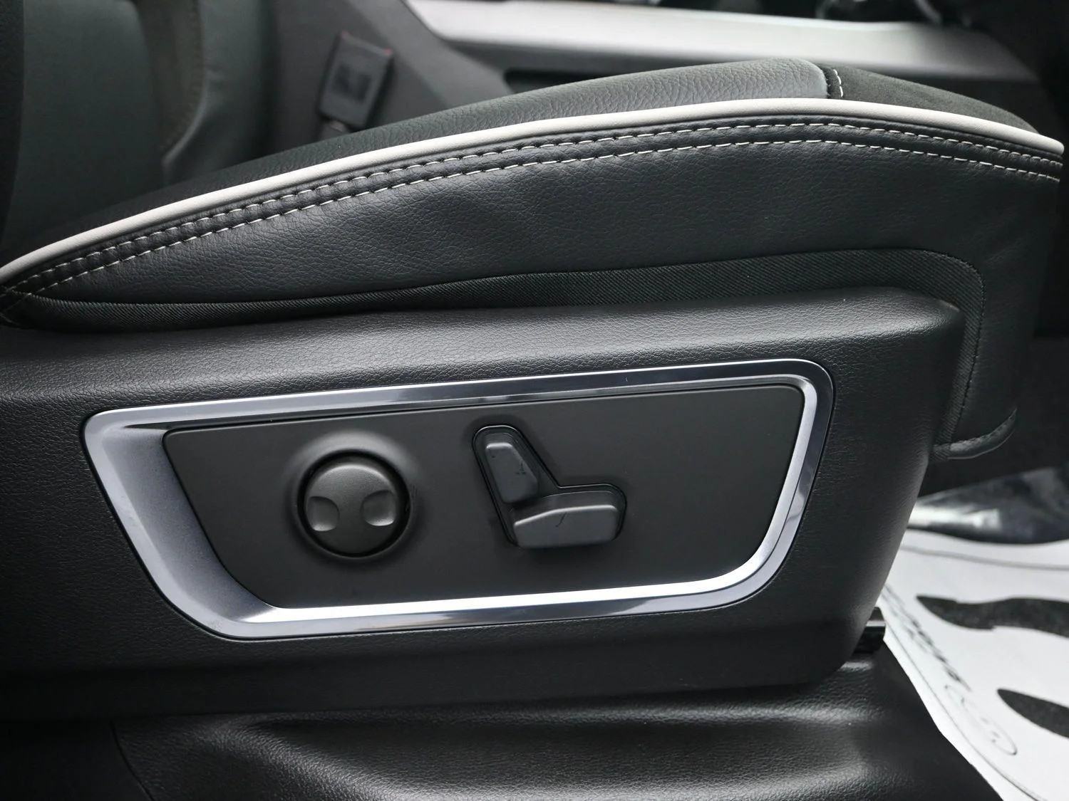 New 2026 Ivory White Tri-Coat Pearl-Coat Exterior Paint RAM Laramie image 11