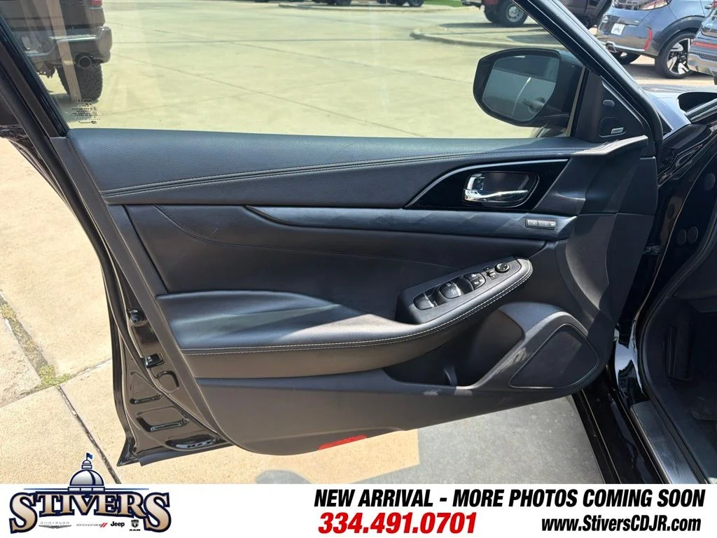 Used 2023 Black Nissan Platinum image 13