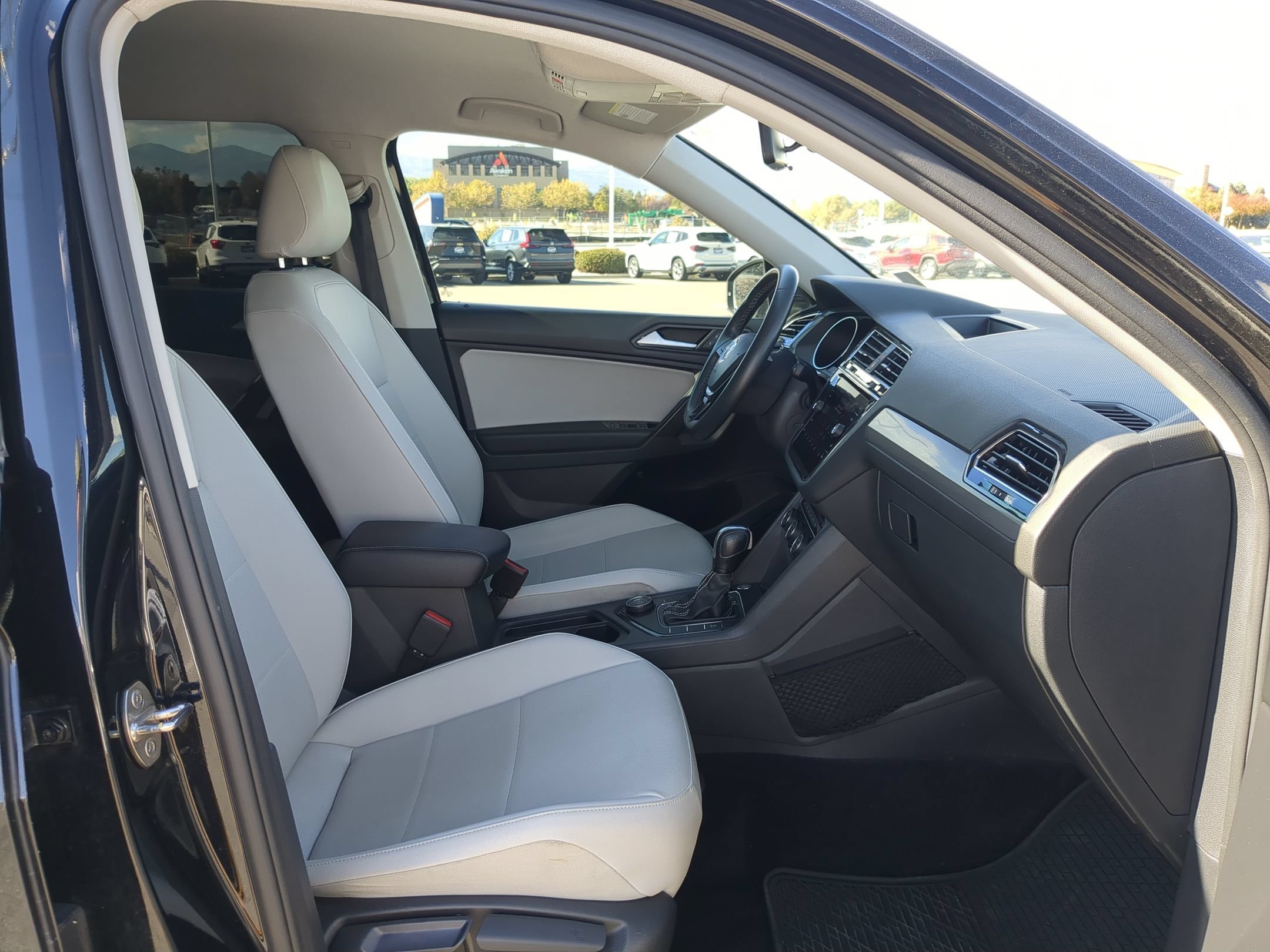 Used 2021 Deep Black Volkswagen SE image 30