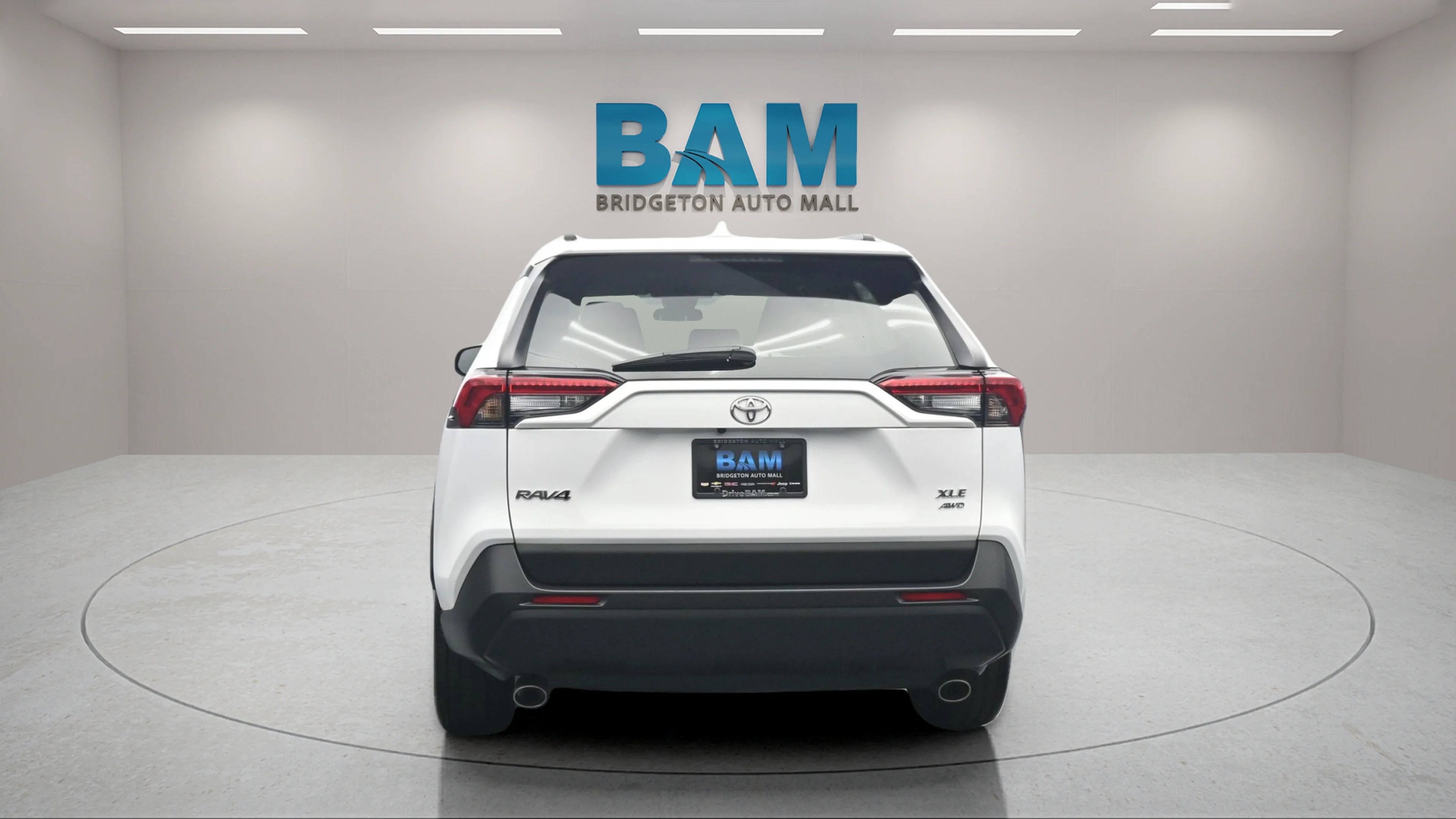 Used 2025 White Toyota XLE image 4