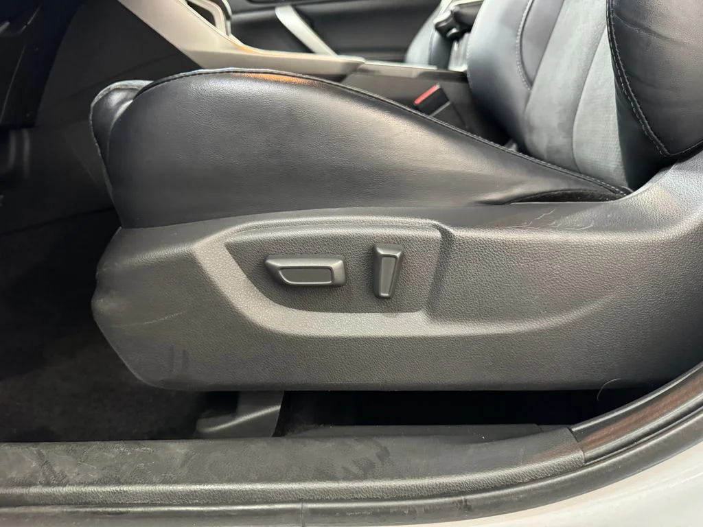 Used 2024 White Mitsubishi SE image 14