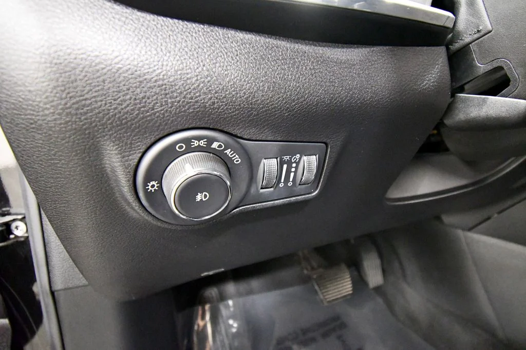 Used 2022 Black Jeep Limited image 19