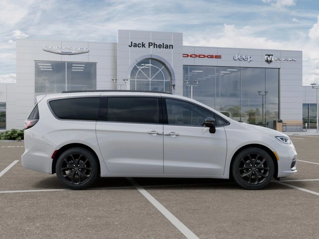 New 2026 Bright White Clear-Coat Exterior Paint Chrysler Limited image 21