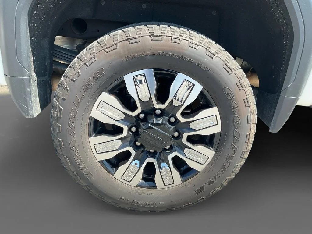 Used 2025 White Frost Tricoat GMC Denali image 9