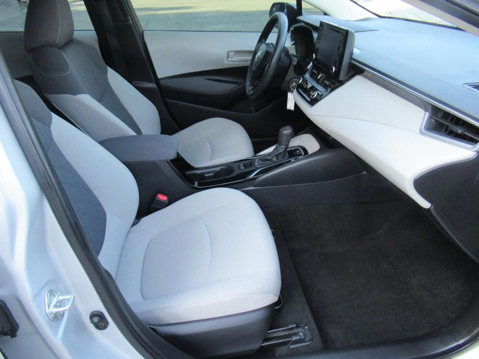 Used 2022 Silver Toyota LE image 11