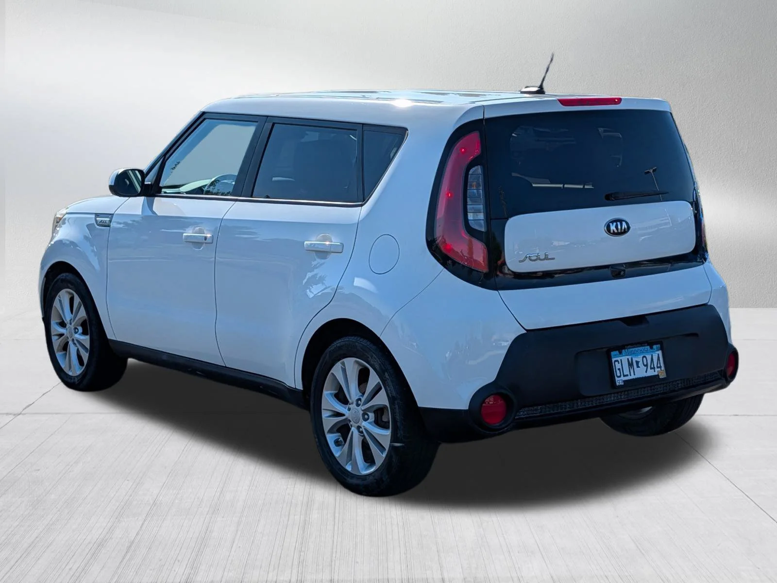 Used 2015 Clear White Kia + image 5