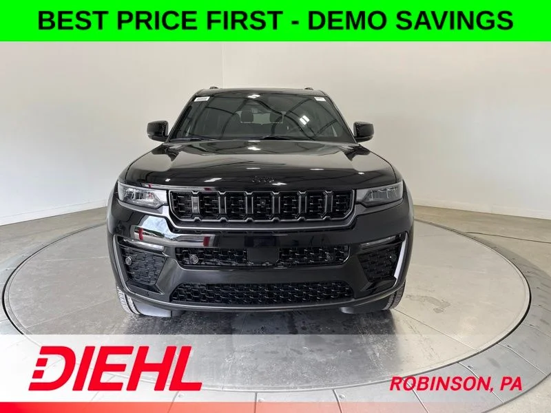 New 2026 Diamond Black Crystal Pearl-Coat Exterior Paint Jeep Limited Reserve image 2