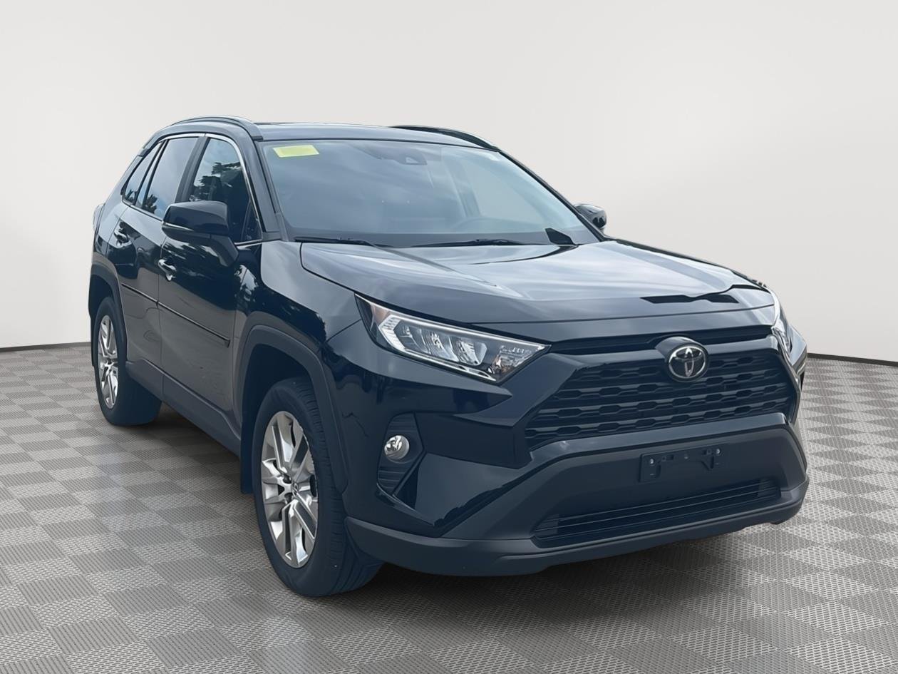 Used 2020 Midnight Black Metallic Toyota XLE Premium image 3