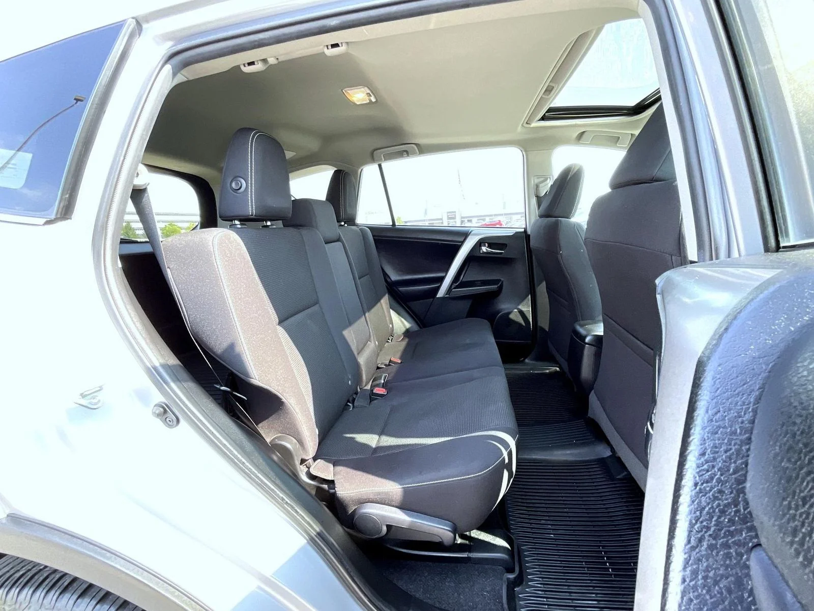 Used 2018 Silver Toyota XLE image 18