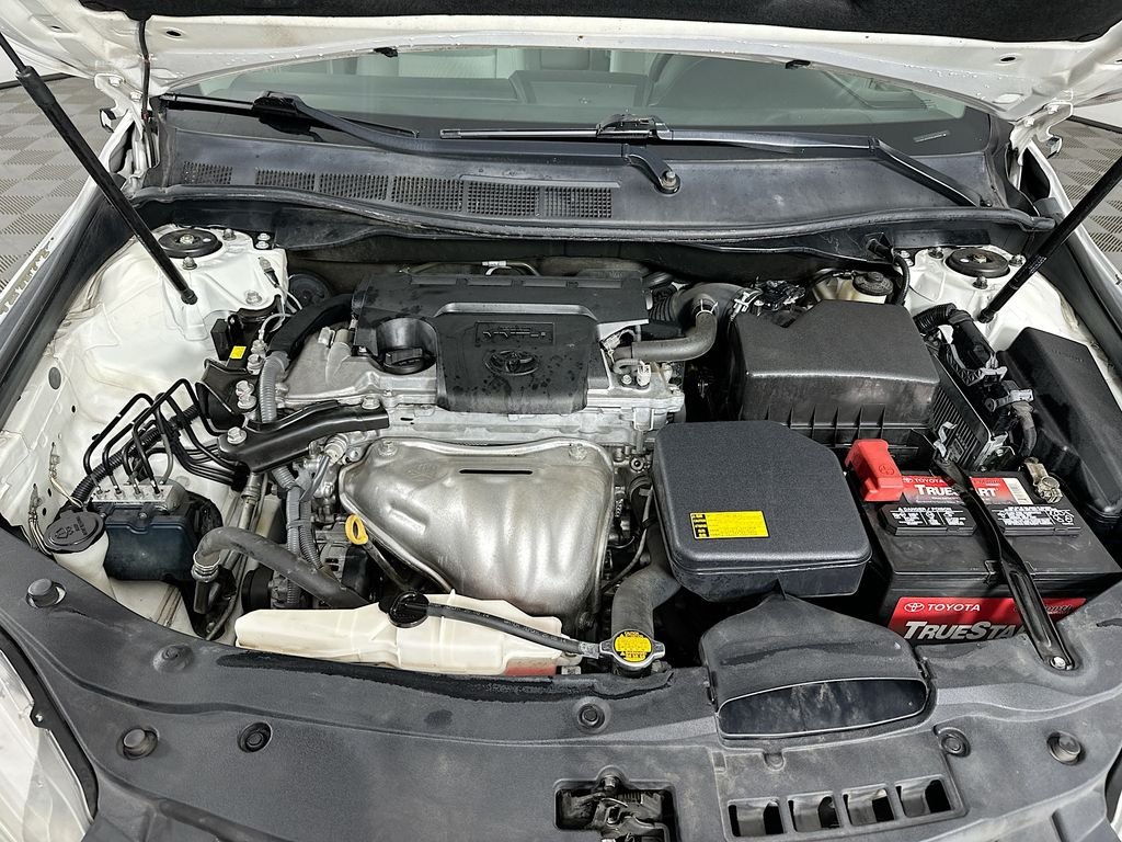 Used 2015 Super White Toyota LE image 28