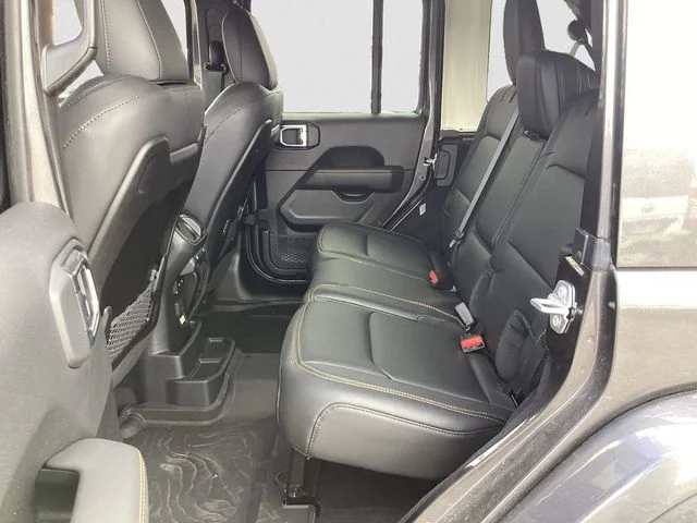 Used 2025 Granite Crystal Metallic Clearcoat Jeep Sahara image 13