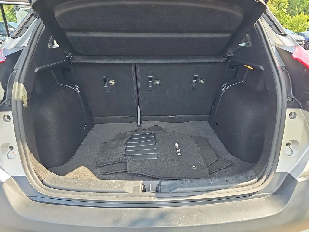 Used 2019 Silver Nissan SR image 12