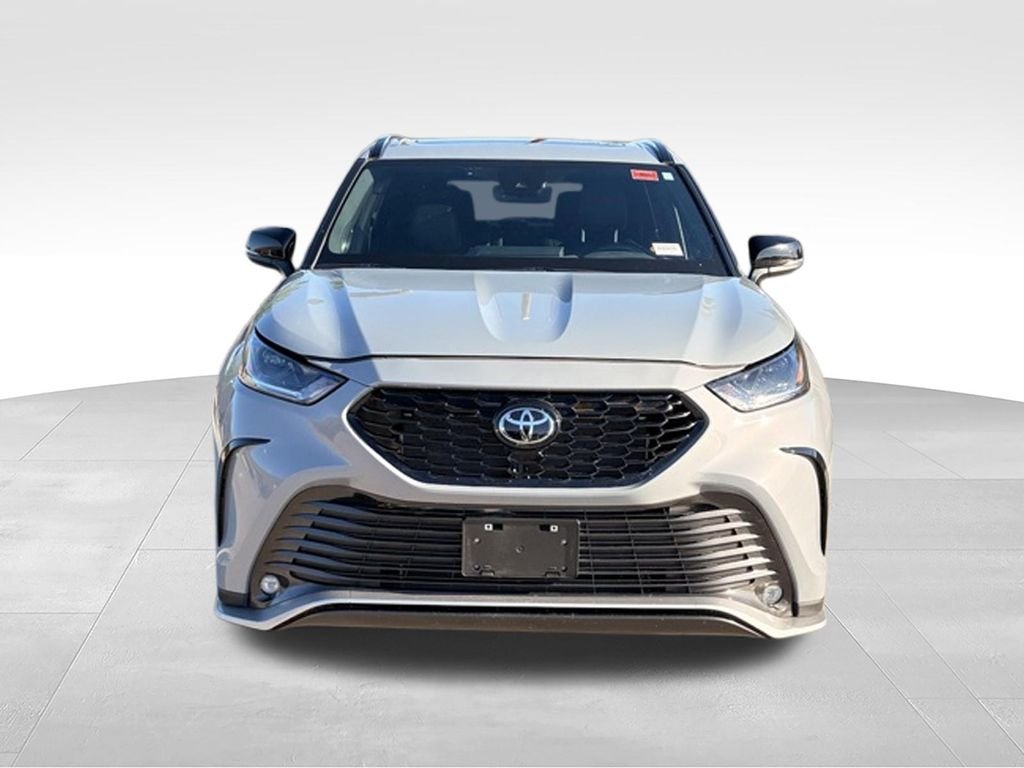 Used 2025 Cement Toyota XSE image 3