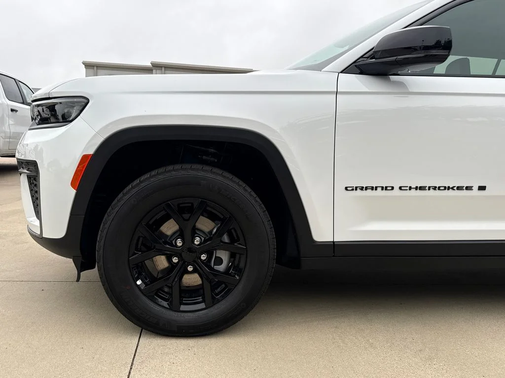 New 2026 Bright White Clear-Coat Exterior Paint Jeep Altitude image 5