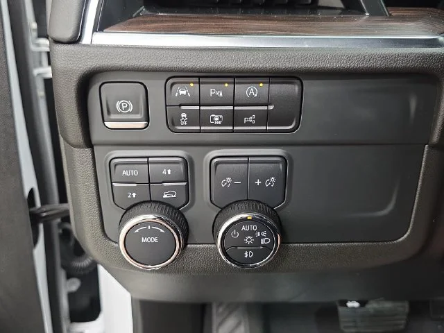 Used 2025 White Chevrolet LT image 26