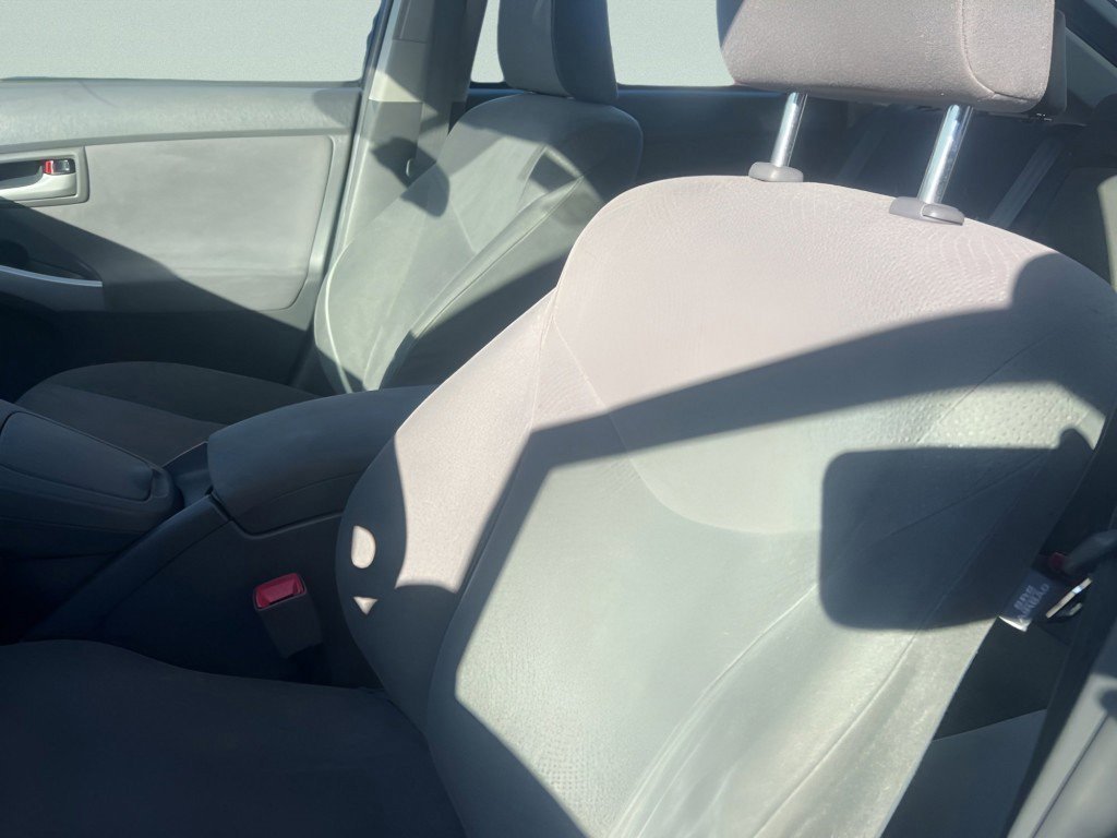 Used 2010 White Toyota V image 21