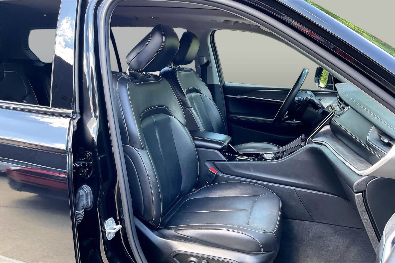 Used 2022 Diamond Black Crystal Pearlcoat Jeep Limited image 8