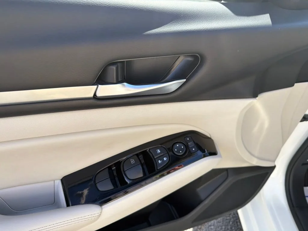 Used 2023 White Nissan 2.5 SV image 14
