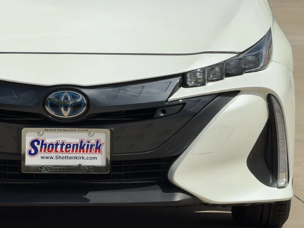 Used 2020 White Toyota XLE image 10