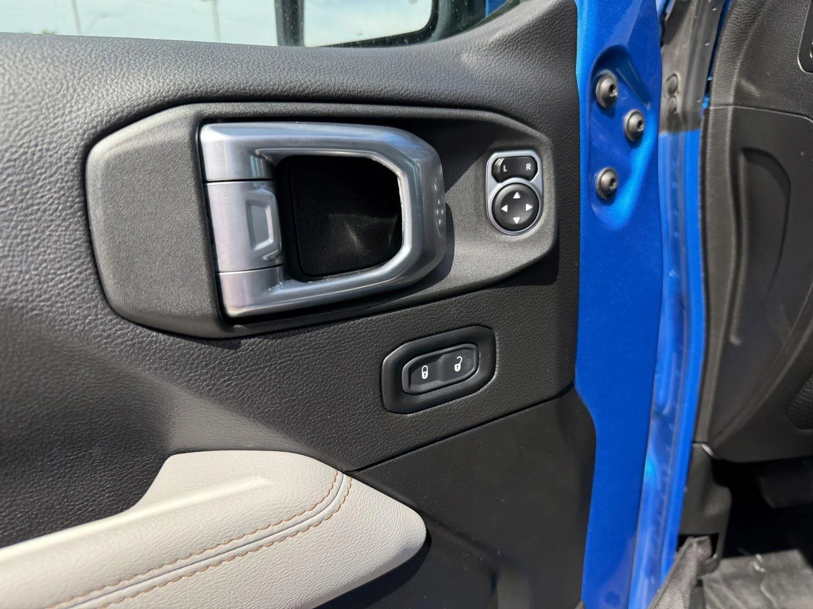 Used 2022 Hydro Blue Pearlcoat Jeep Unlimited Sahara High Altitude image 12