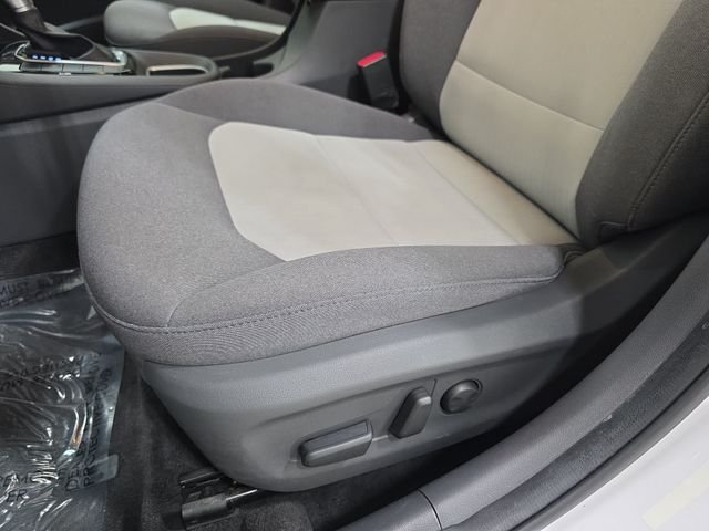 Used 2020 White Hyundai SE image 29