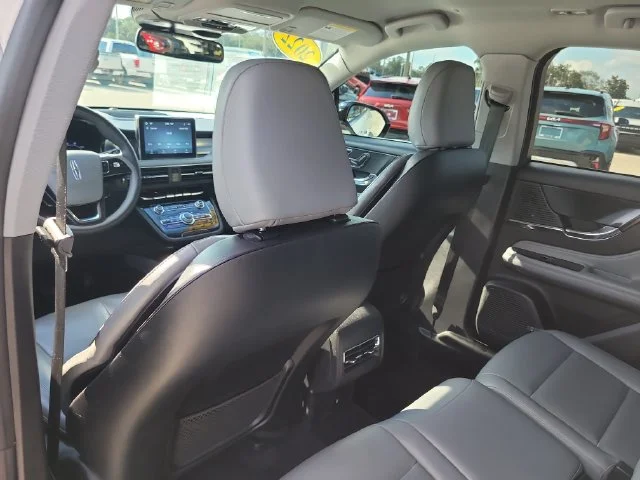 Used 2022 White Lincoln Standard image 13