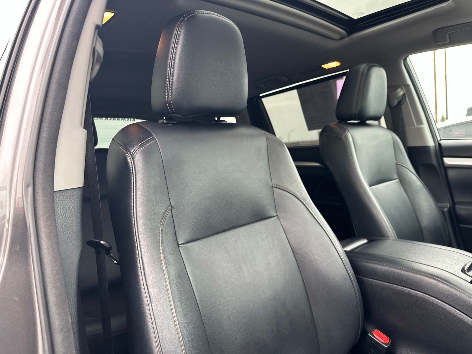 Used 2017  Toyota XLE image 41