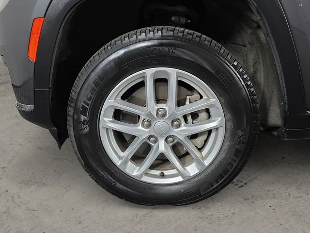 Used 2022 Gray Jeep Laredo image 9
