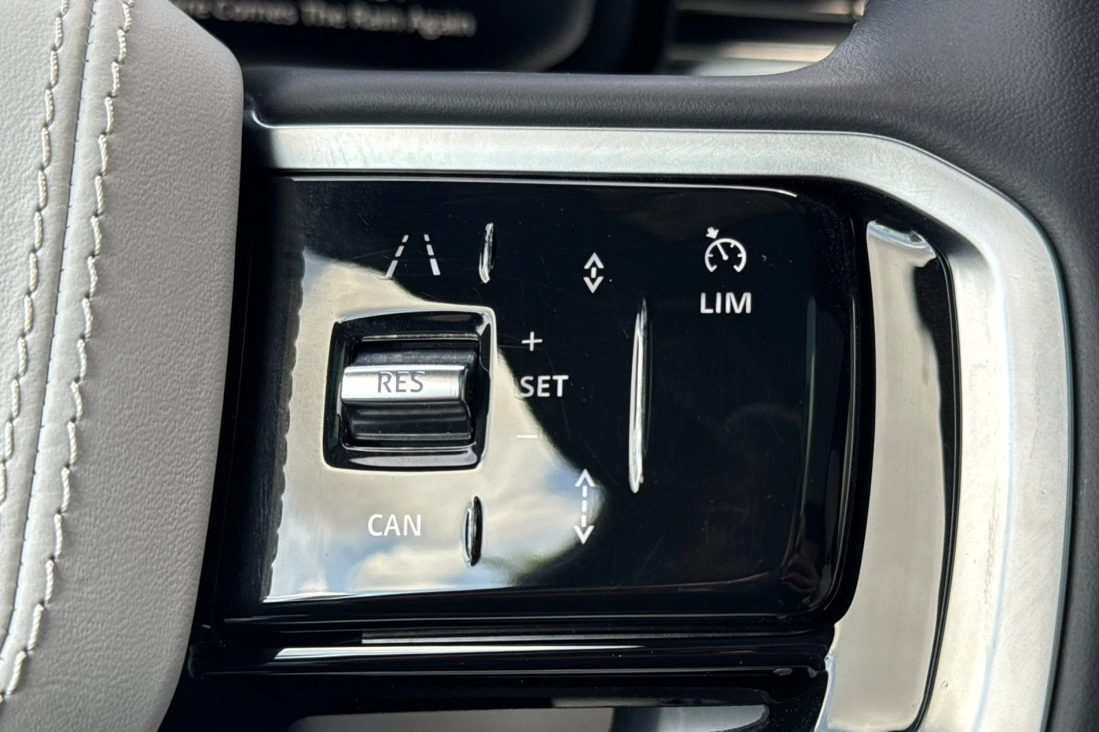 Used 2023 White Land Rover SE image 29