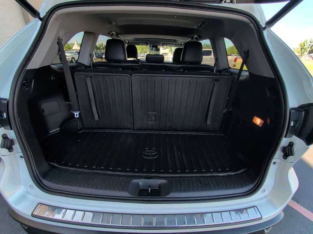 Used 2019 White Toyota XLE image 17