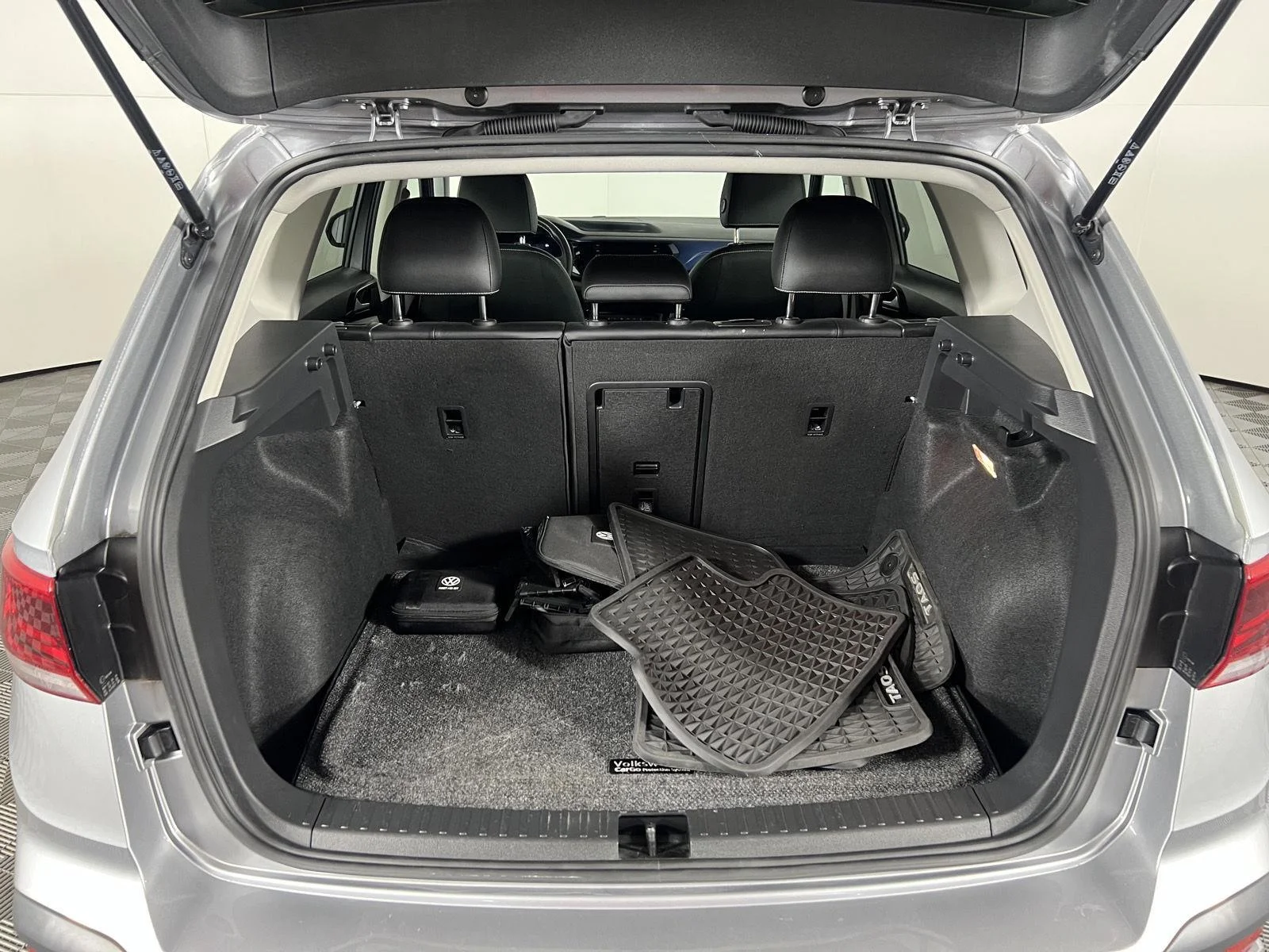 Used 2022 Gy Volkswagen SE image 4