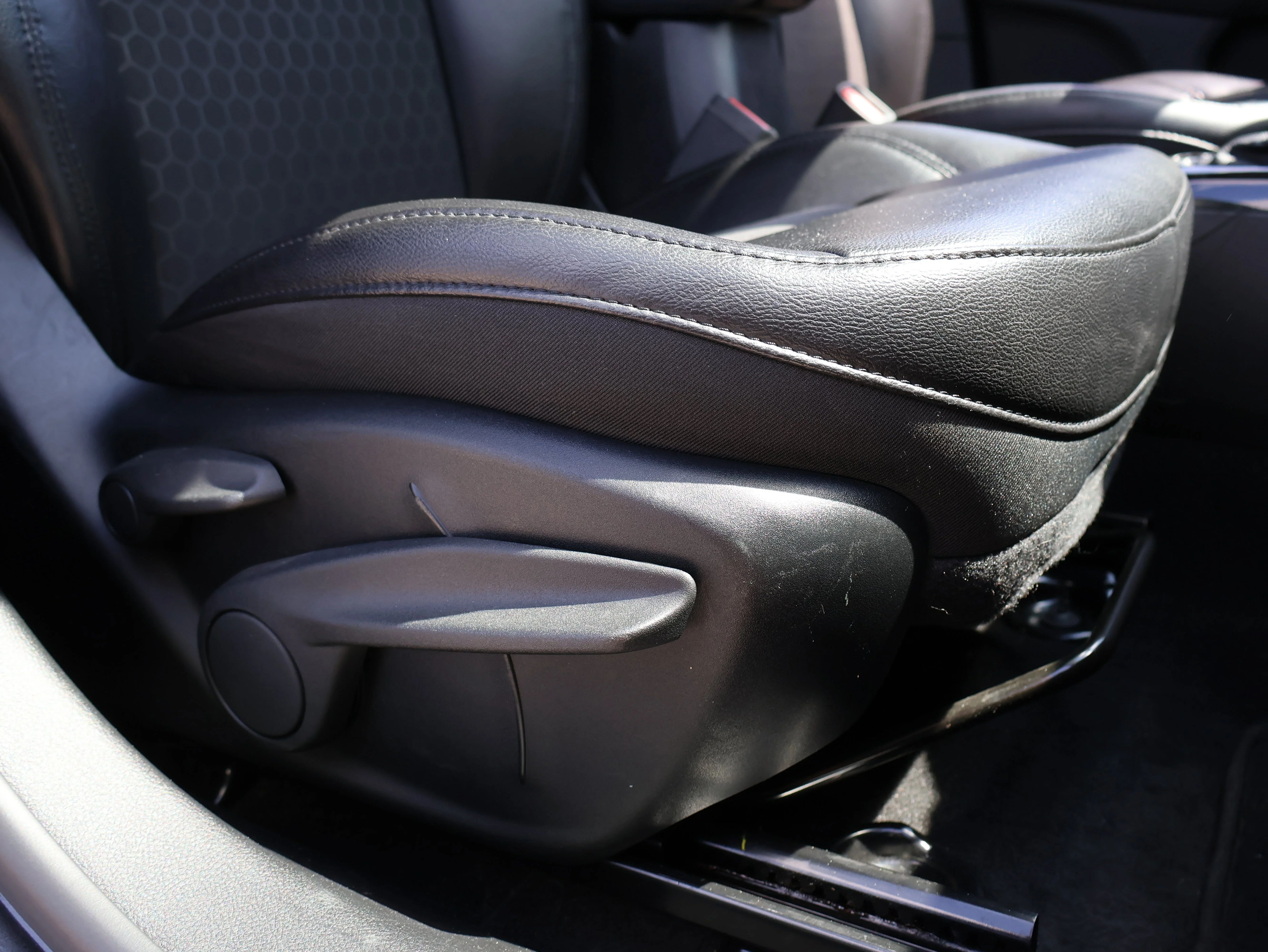 Used 2018 Granite Crystal Metallic Clearcoat Jeep Altitude image 9