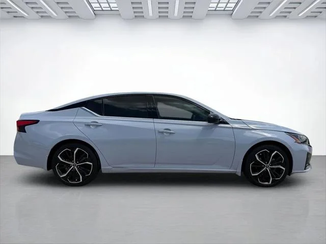 Used 2025 Gray Nissan SR image 2