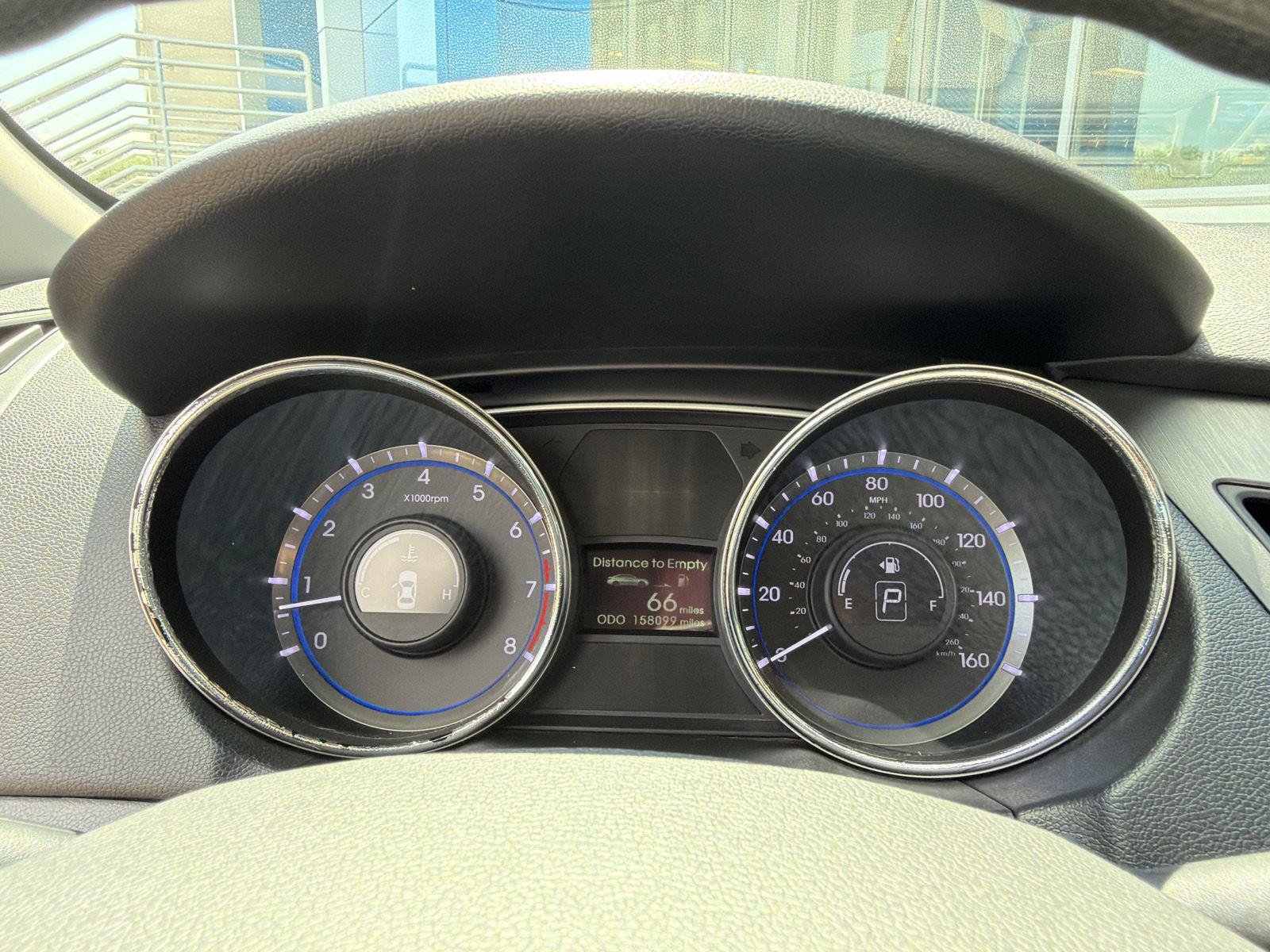 Used 2014 Radiant Silver Metallic Hyundai GLS image 19