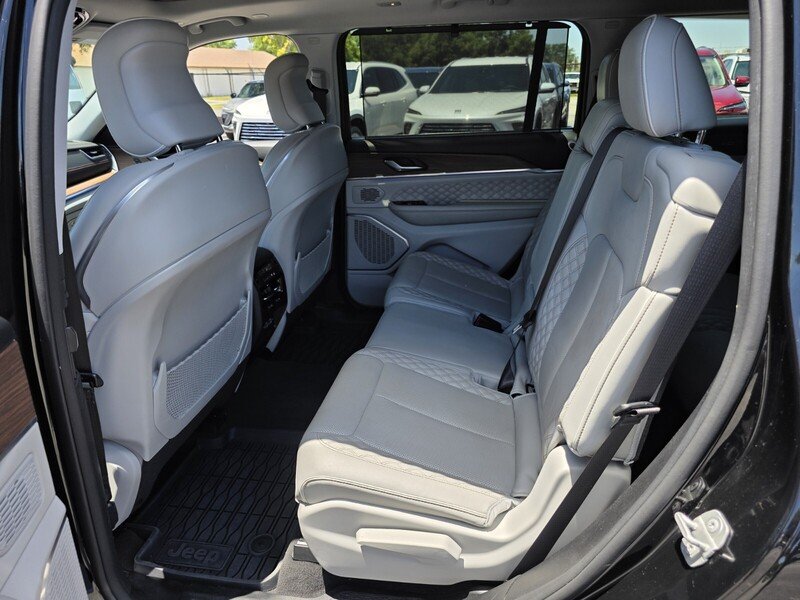 Used 2021 Diamond Black Crystal Pearlcoa JEEP SUMMIT 4X4 image 12