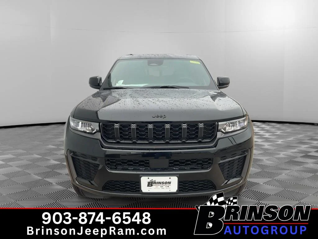 New 2026 Diamond Black Crystal Pearl-Coat Exterior Paint Jeep Laredo Altitude image 2