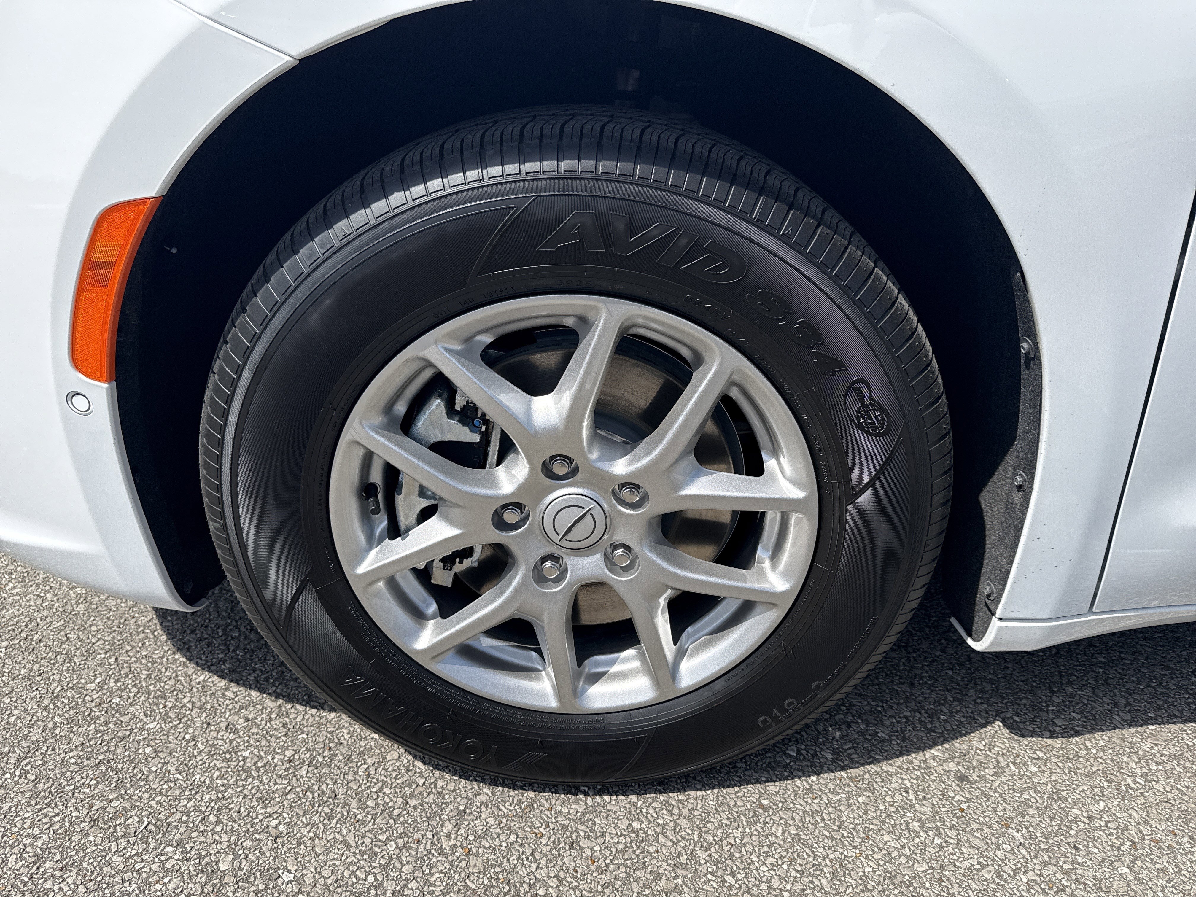 New 2026 Bright White Clear-Coat Exterior Paint Chrysler Select image 13