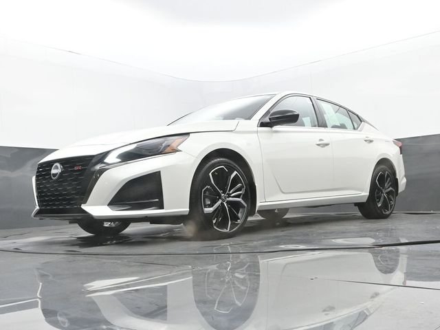 Used 2025 Pearl White Tricoat Nissan 2.5 SR image 26