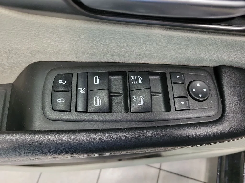 Used 2022 Black Chrysler Touring L image 37