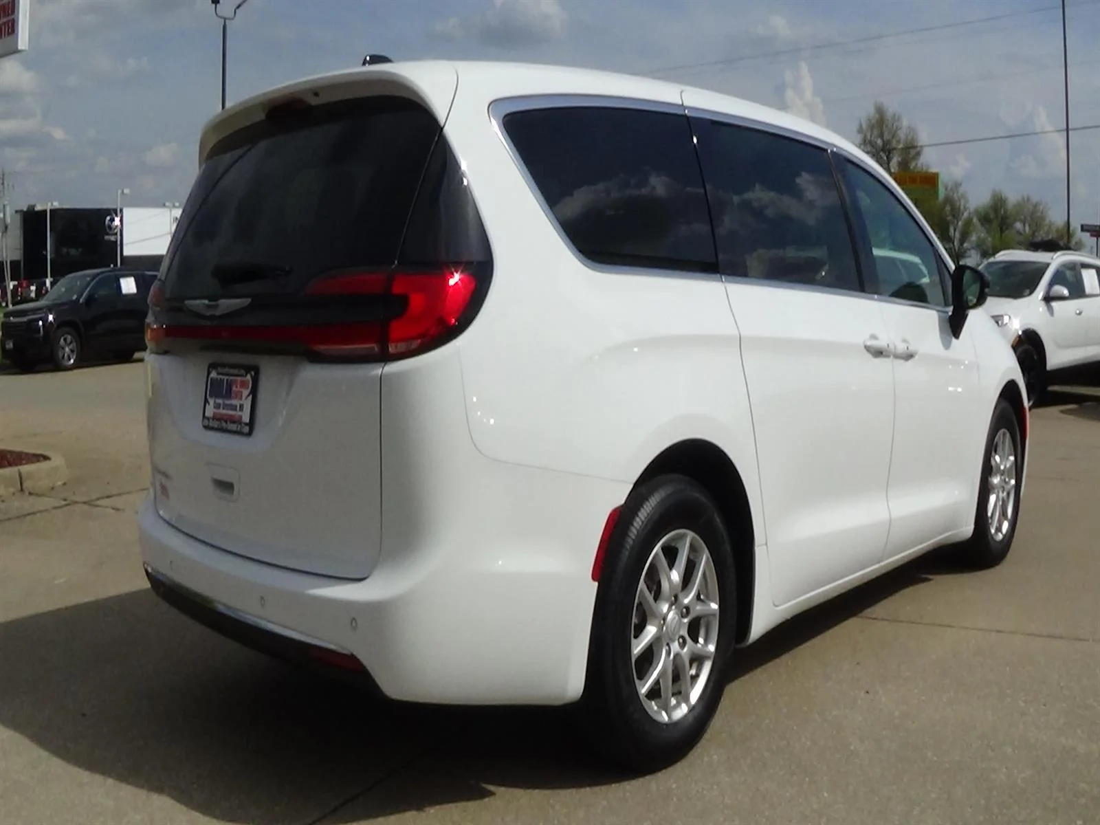 Used 2025 Bright White Clear Coat (pw7) Chrysler Select image 6