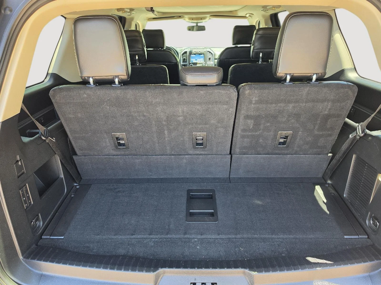 Used 2019 White Platinum Metallic Tri-Coat Ford Platinum image 11