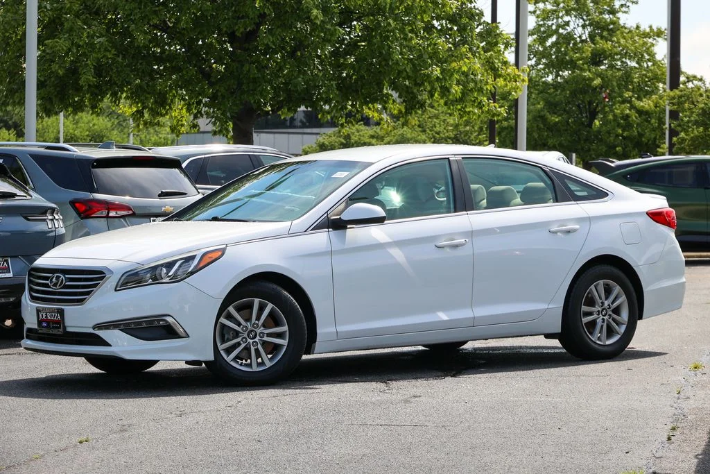 Used 2015 White Hyundai SE image 15