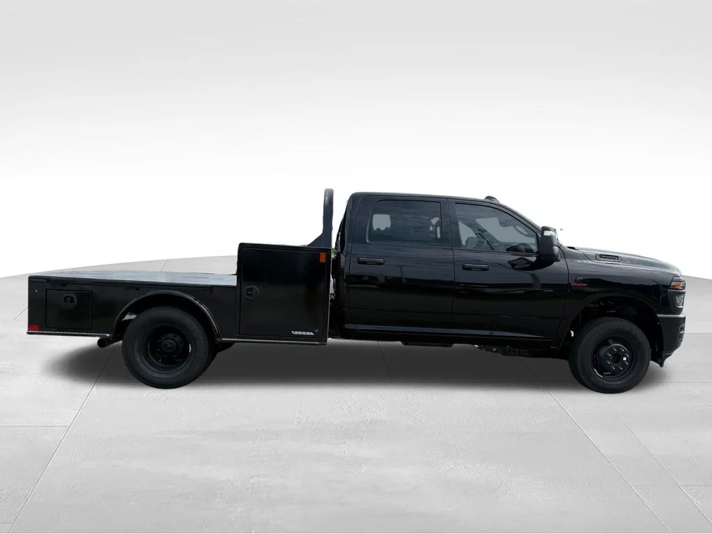 New 2026 Diamond Black Crystal Pearl-Coat Exterior Paint RAM Tradesman image 30