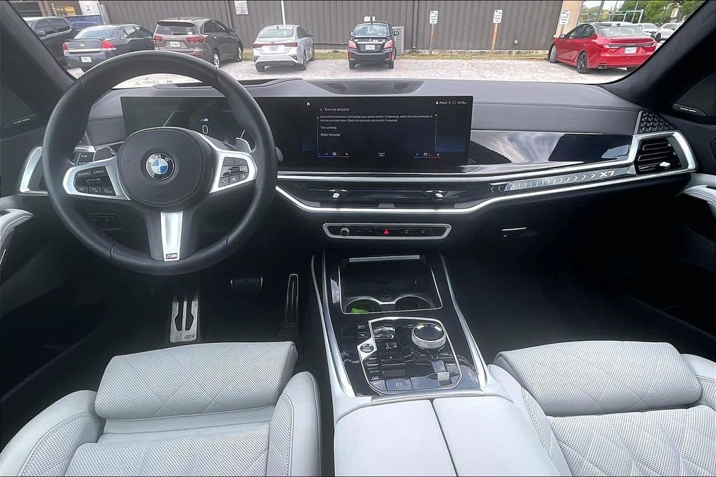 Used 2023 Gray BMW xDrive40i image 6