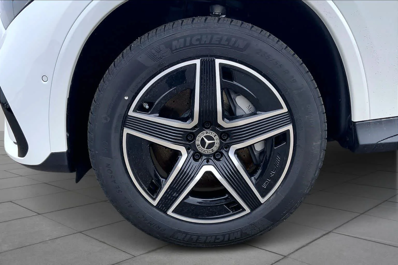New 2026 MANUFAKTUR Moonlight White Metallic Mercedes-Benz GLC 300 image 18