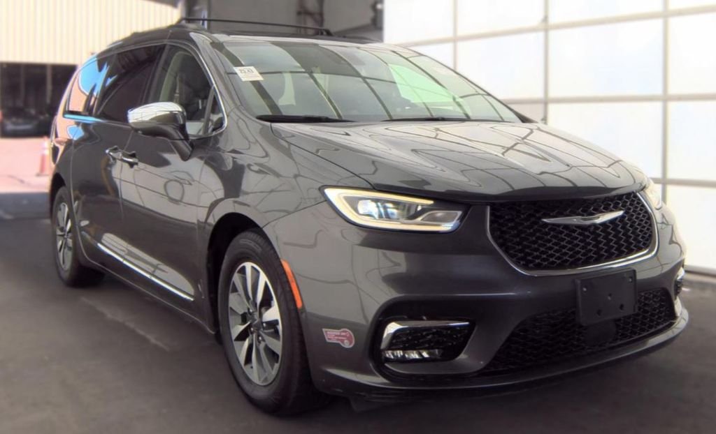 Used 2022 Chrysler Pacifica Hybrid Limited with VIN 2C4RC1S70NR157068 for sale in Kansas City